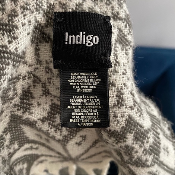 Indigo 100% Acrylic Patterned Black/White Soft Knit Fringed Throw - Picture 3 of 4
